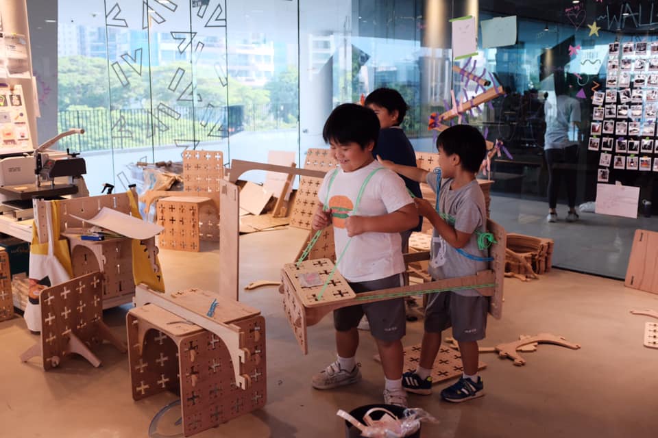 Kids prototyping a car with ViviPanels